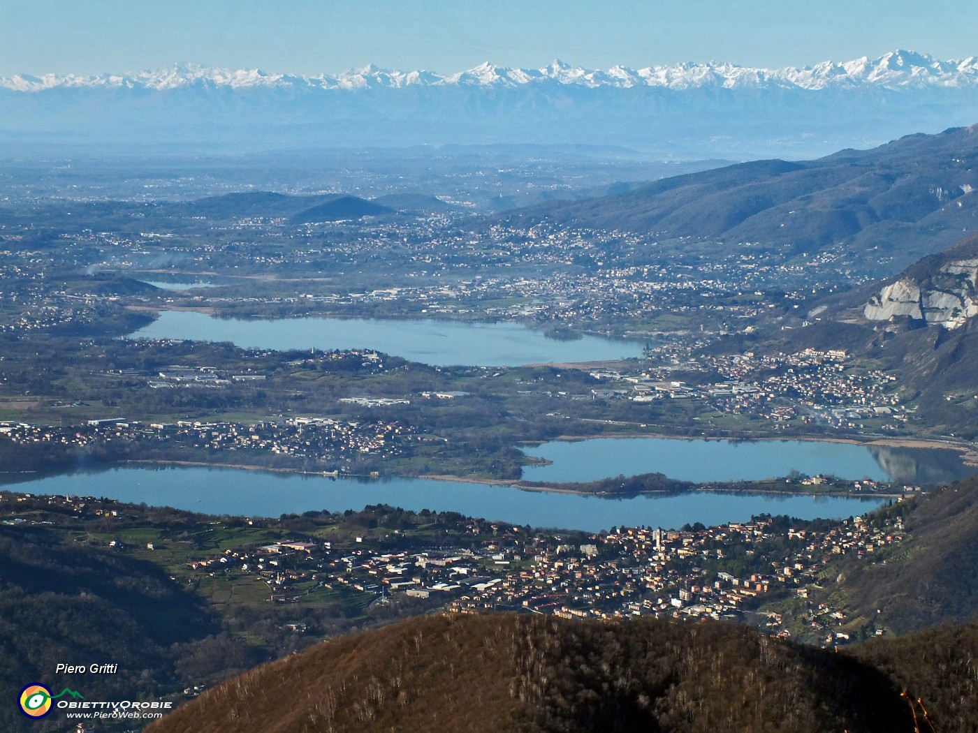 42 Zoom verso i laghi brianzoli e il Monte Rosa.JPG